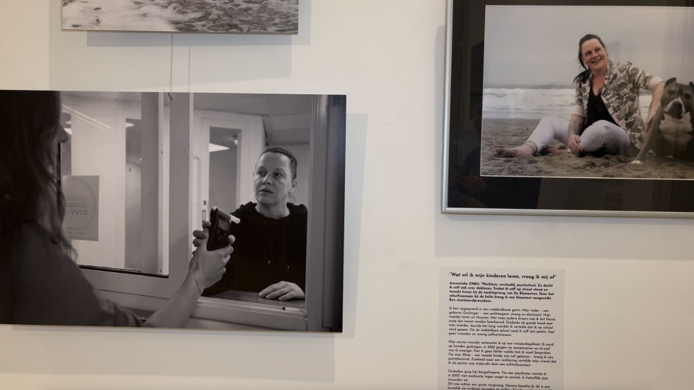 Annemieke belandde op straat, maar straalt nu in expositie in Museum Vlaardingen