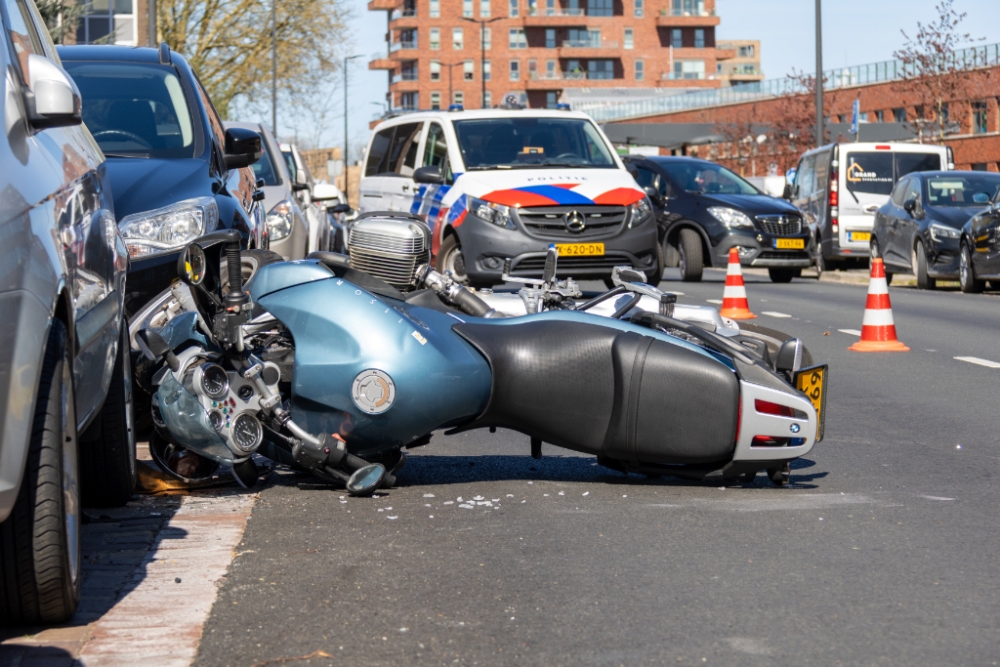 Motor komt na aanrijding tegen geparkeerde auto tot stilstand