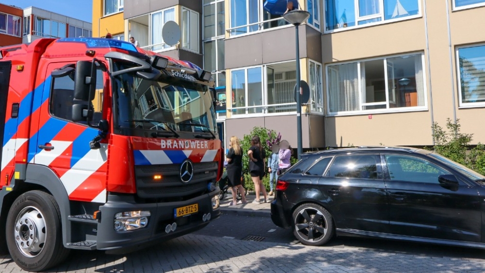 Smeulende stekker zorgt voor rook in woning Nieuwland