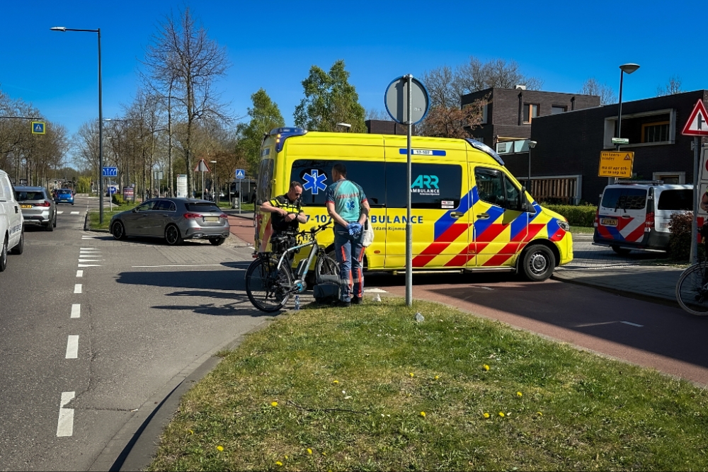 Fietser gewond bij aanrijding met auto op Laan van Bol’es in Schiedam
