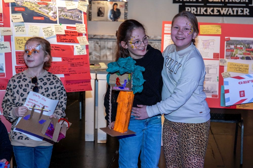 Lisa (10) en Isabeau (10) winnen Eftelingkaartjes voor ontwerpen klimboomhut