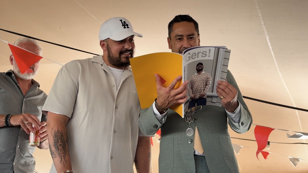 De vertrekkende stadsdichter KMR (links) met burgemeester Harald Bergmann bij de lancering van het magazine Gers! eerder dit jaar