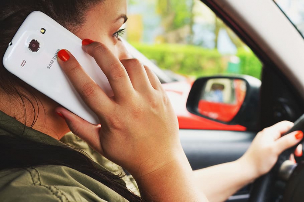 Politie: telefoon vasthouden tijdens het rijden nog steeds groot probleem; voor duizenden euro's aan bekeuringen uitgeschreven
