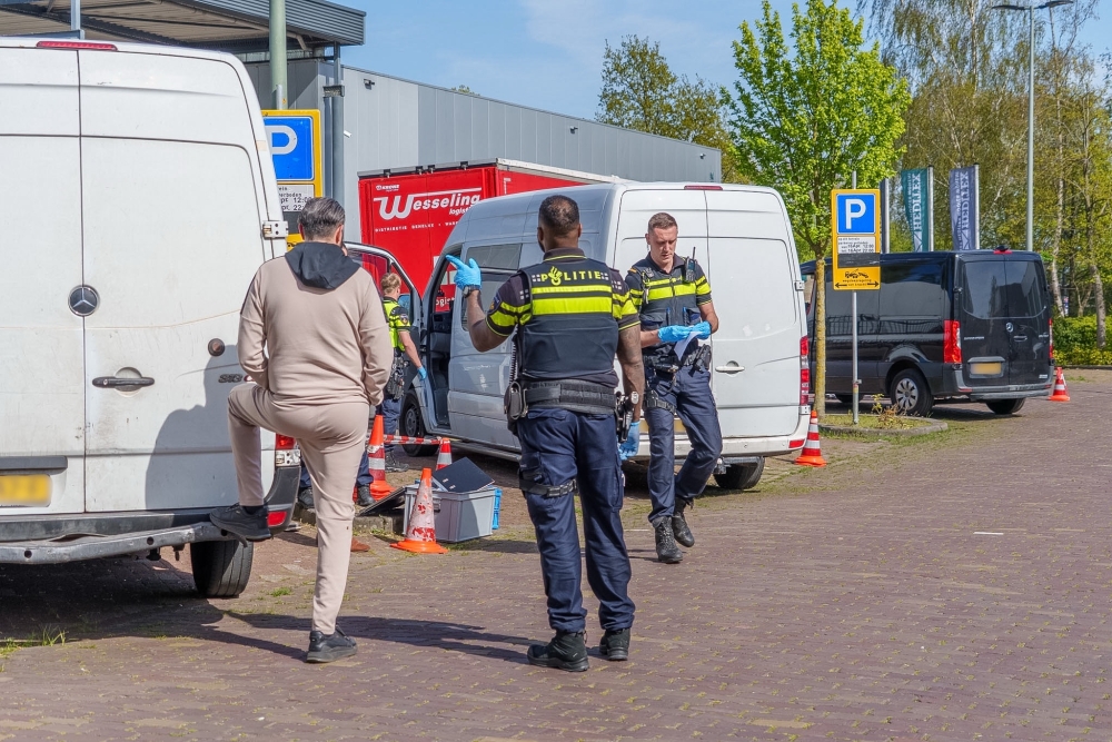 Fouilleren en alcoholtests: politie houdt verkeerscontrole op Vlaardingse Marathonweg