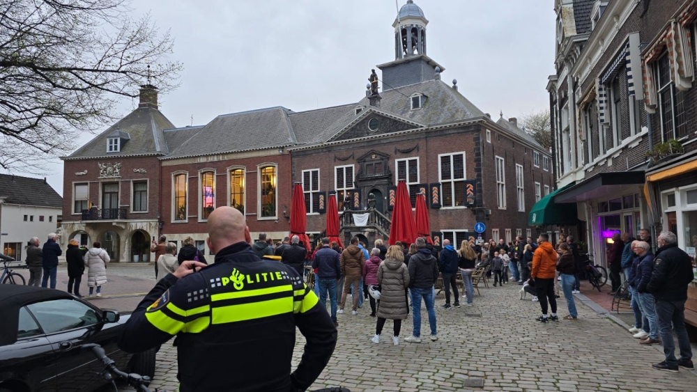 Rond de 200 mensen voor het Vlaardingse stadhuis voor azc-debat