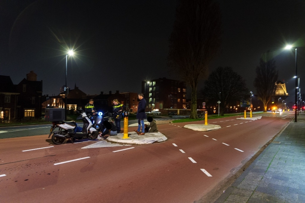 Scooterrijdster gaat onderuit na klap op vluchtheuvel op Westlandseweg