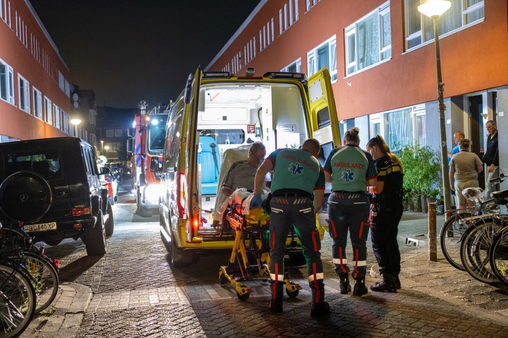 Bewoner door buren in Schiedam-Oost uit woning vol rook gered