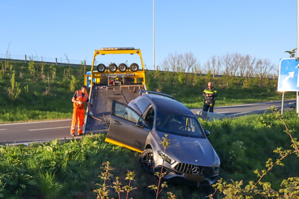 Auto raakt in slip en belandt in sloot bij oprit A20 Vlaardingen