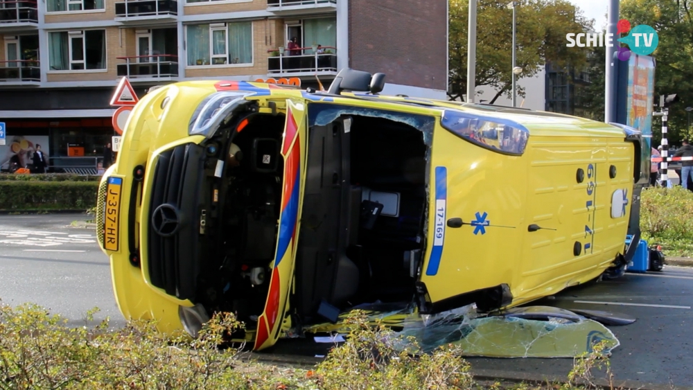 Verkeersinfarct in de stad nadat ambulance kantelt bij aanrijding op de 's-Gravelandseweg