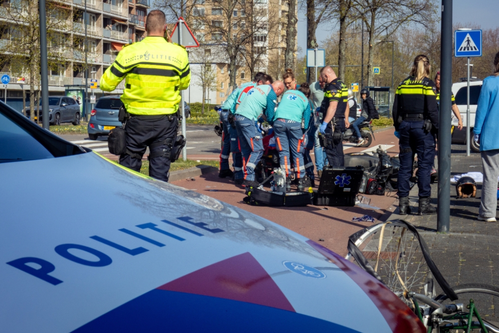 Fietser en scooterrijder raken gewond bij aanrijding in Groenoord