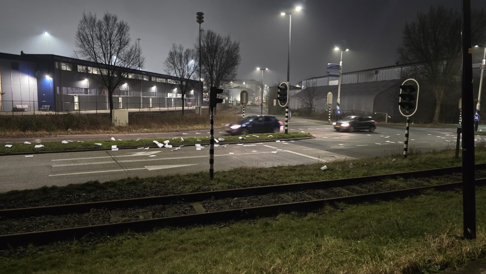 Vulcaanweg al paar dagen bezaaid met oud papier, waar komt het vandaan?