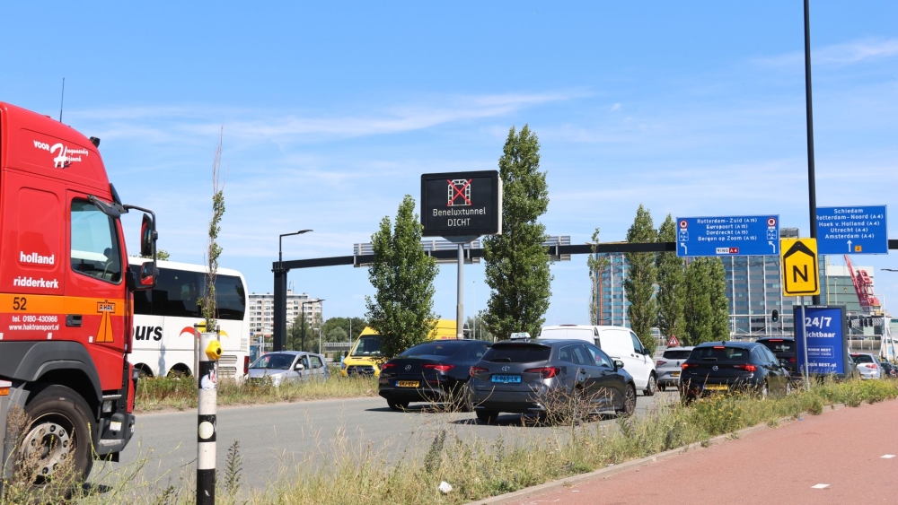 Te hoge vrachtwagen rijdt tegen dak van Beneluxtunnel aan, rechter tunnelbuis dicht