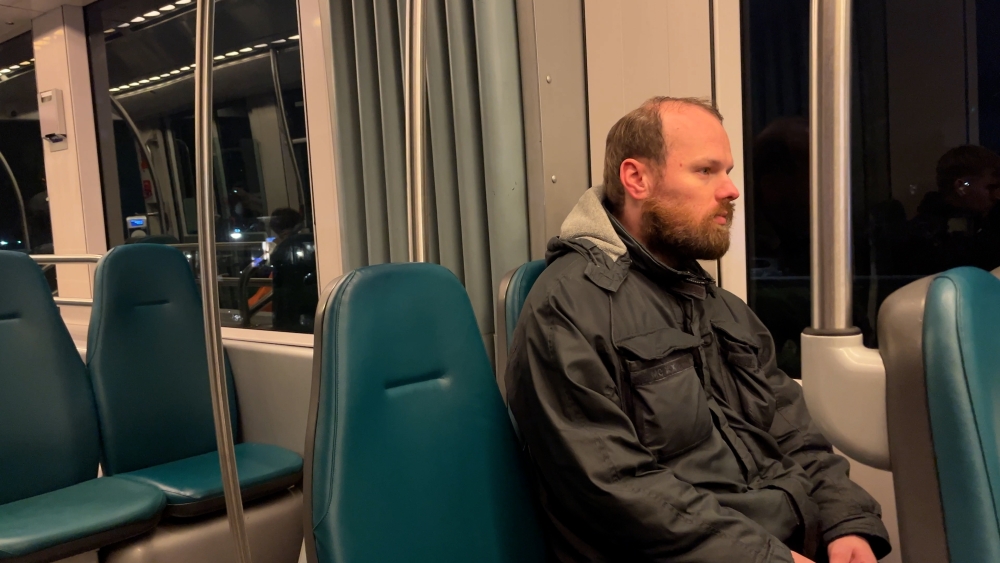 Peter (33) deelt zijn heftige verhaal in eigen podcast over depressie