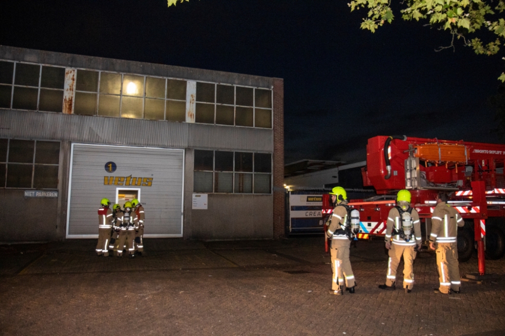 Rookontwikkeling in loods Fokkerstraat