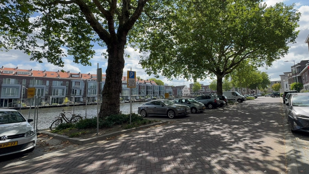 Kademuur op instorten? Parkeerplekken afgezet langs onveilige Nieuwe Haven