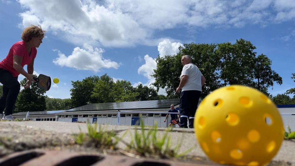 Schiedamse ouderen verzot op pickleball: ‘Padel is voor ons te wild’