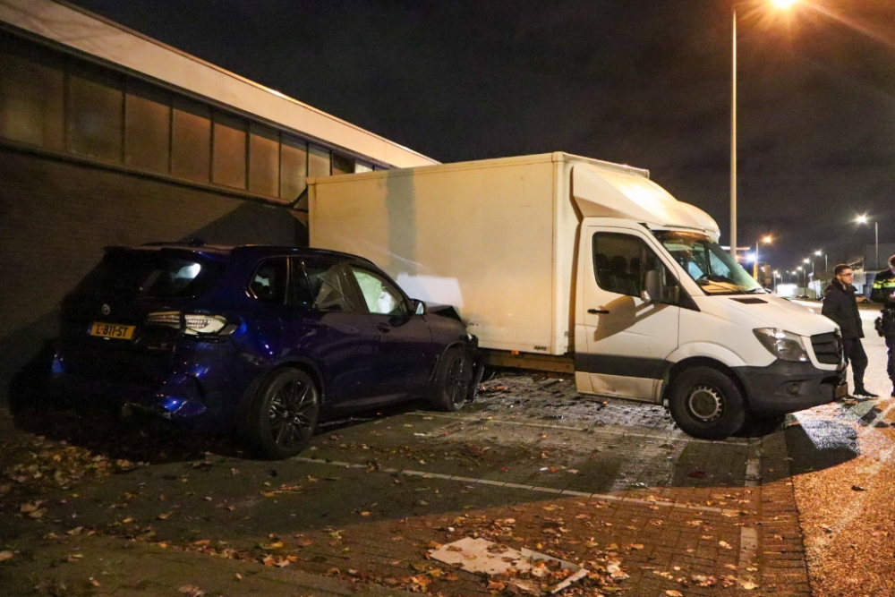 &#039;Peperdure&#039; BMW vliegt uit de bocht en ramt muur en bakwagens