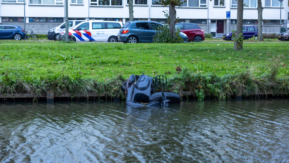 Dief steelt scooter, rijdt tegen auto aan en dumpt scooter in het water