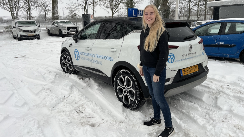 Kelly (25) stapte ondanks dikke laag sneeuw toch in de lesauto