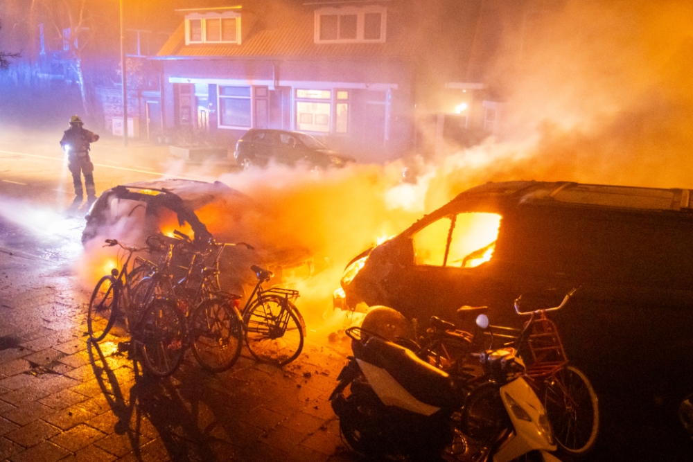 Busje en auto uitgebrand in Schiedam-West, politie gaat uit van brandstichting