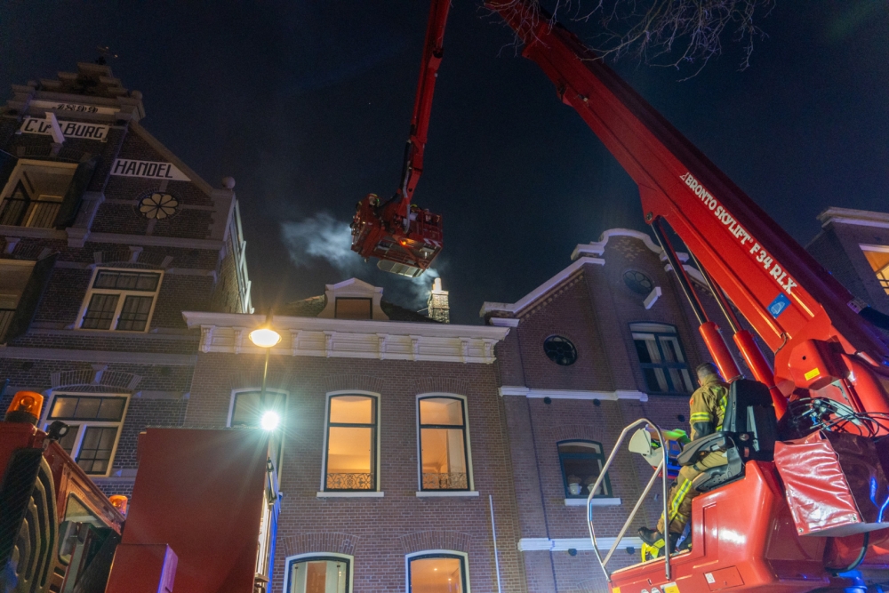 Schoorsteenbrand in Vlaardingen, drone van de brandweer bekijkt de situatie