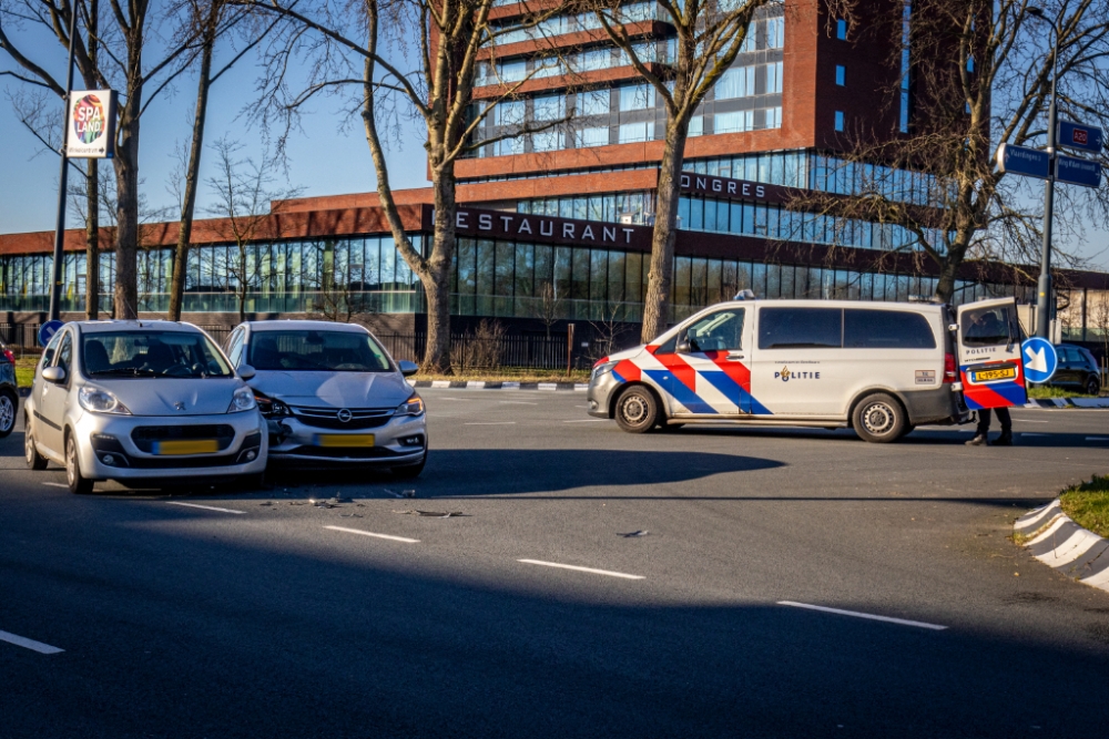 Schade na botsing tussen auto&#039;s in Schiedam