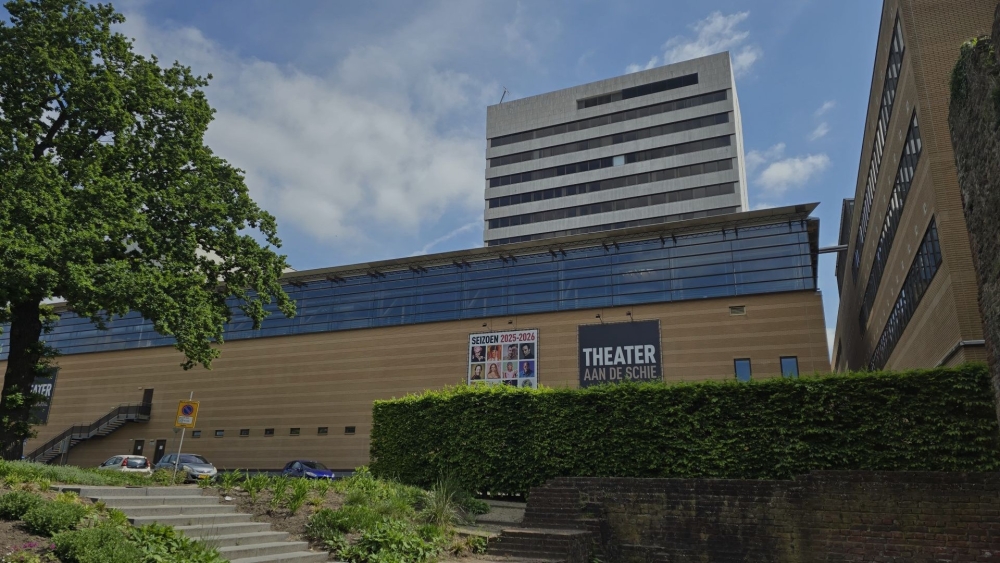 Het Theater aan de Schie met daarachter de ambtenarentoren van de gemeente Schiedam