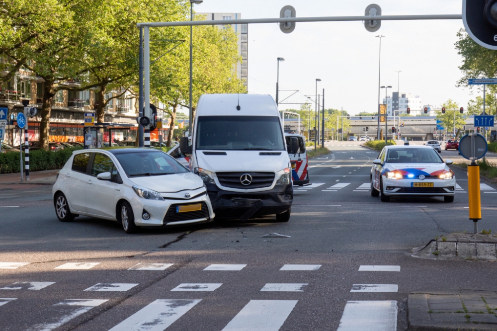 Botsing tussen auto en bestelbus op de 's-Gravelandseweg