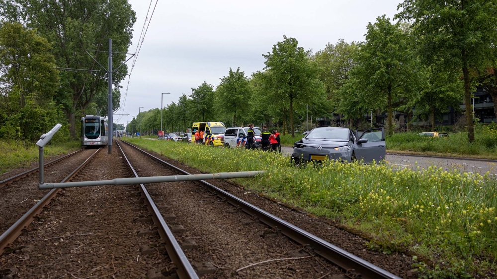 Lantaarnpaal valt op tramrails nadat auto ertegenaan botst in Schiedam
