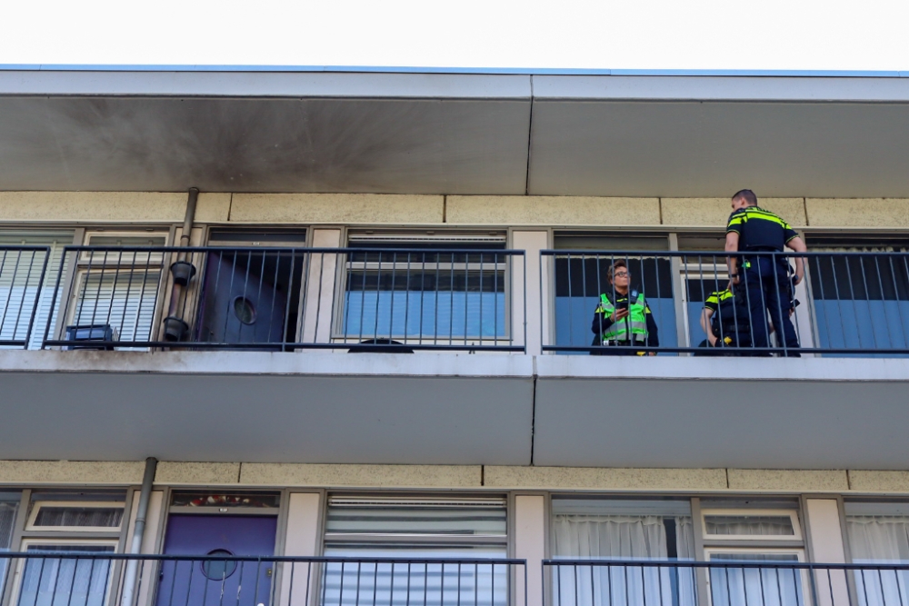 Explosie op klaarlichte dag op galerij van flat