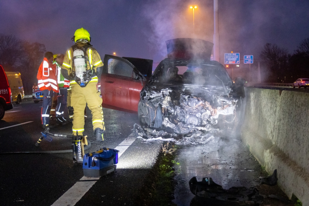 Fles whisky en lachgascilinder gevonden in auto na fors ongeval A20
