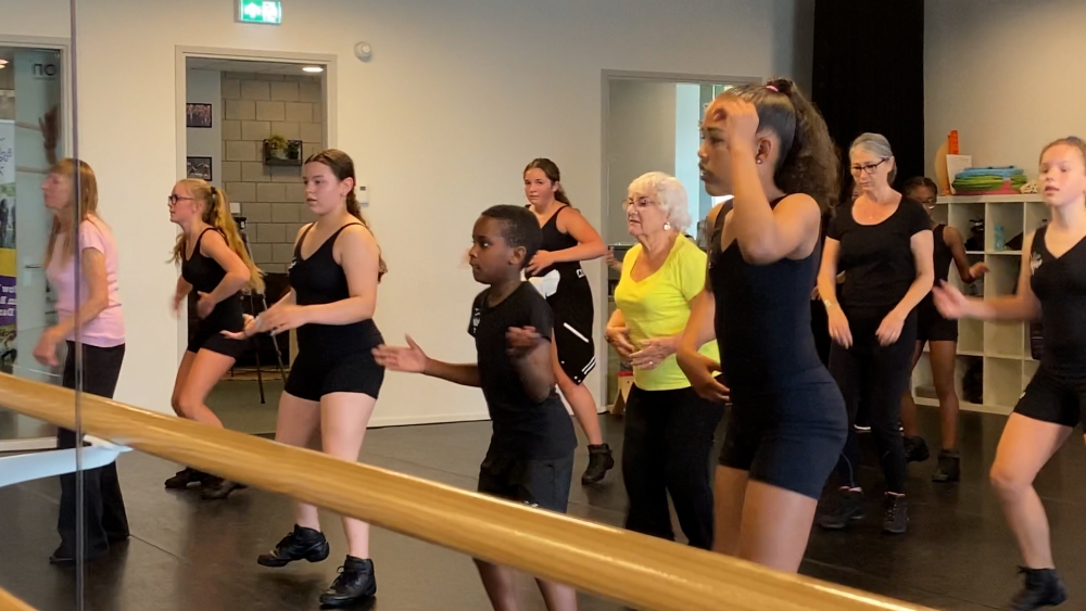 Jong en oud dansen samen voor geluk en tegen eenzaamheid: 'Echt heel knap hoe ze zo soepel blijven!'