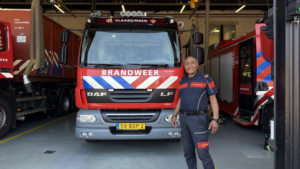 Vlaardings oudste brandweerman hangt na bijna 25 jaar helm aan de wilgen