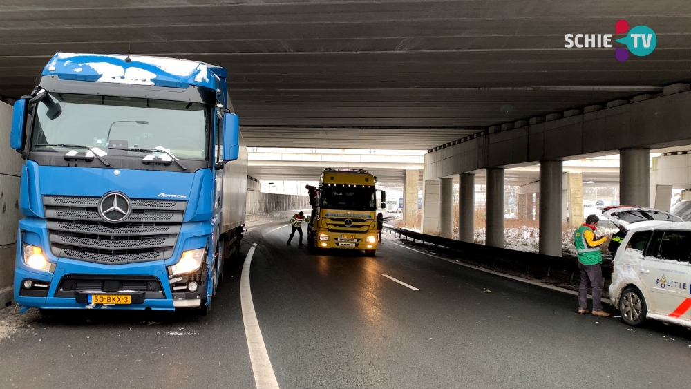 Aanrijding op snelweg: één gewonde, snelweg dicht
