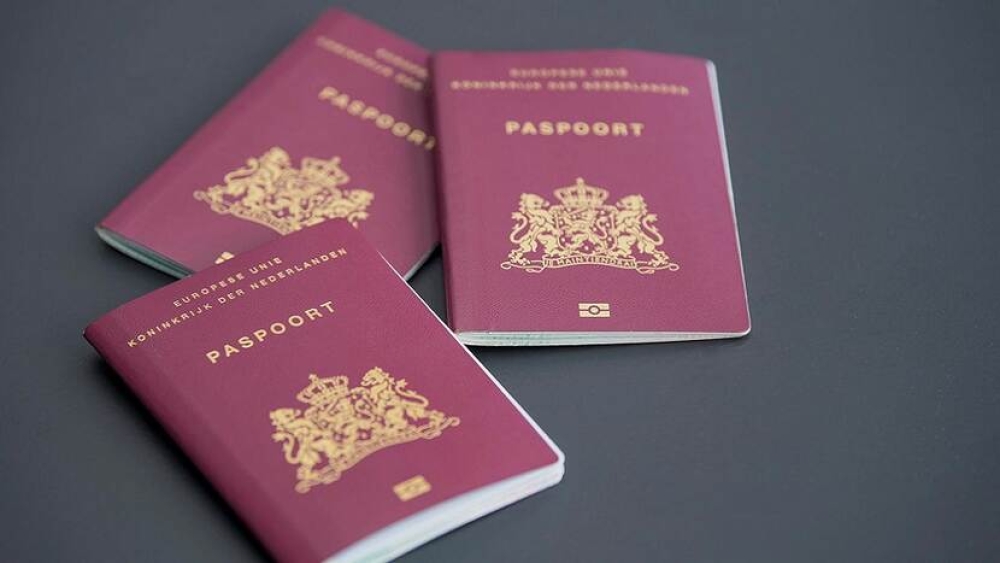 Ambtenaar betrokken bij paspoortfraude, mogelijk link met Belgische criminelen