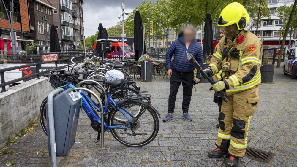 Man 'steelt' eigen fiets terug op de Koemarkt, met hulp van politie en brandweer