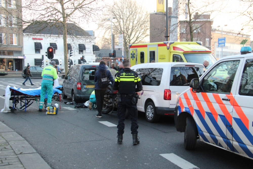 Motorrijder gewond na aanrijding met twee auto's