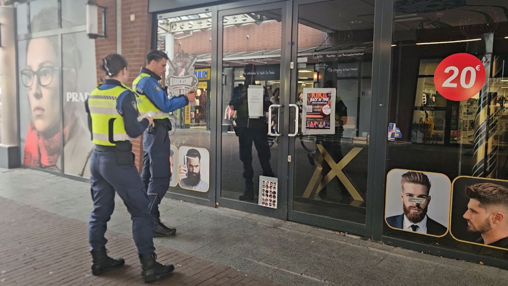 Beschoten kapperszaak aan Liesveld in Vlaardingen gaat niet meer open