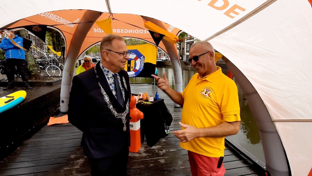 Burgemeester Bijl haalde diploma dankzij de Reddingsbrigade: "Leren zwemmen blijft belangrijk"