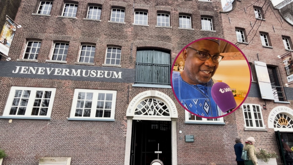 West-Afrikaanse prins overhandigt spirituele drank aan het Nationaal Jenevermuseum