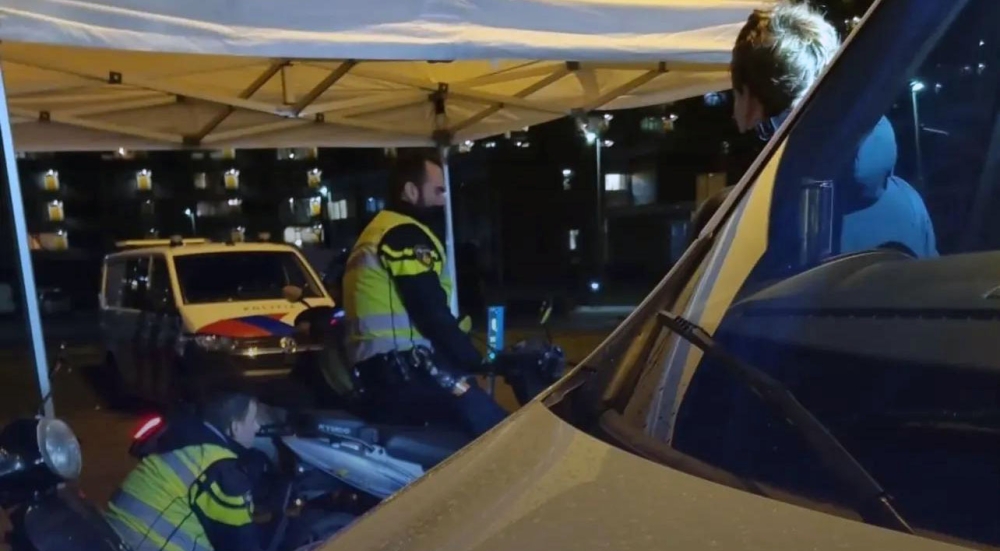 Verkeerscontrole scooters en fatbikes in Schiedam: meer dan 20 bekeuringen