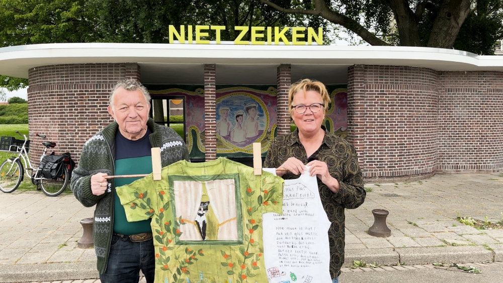 Beschilderde kledingstukken te bewonderen tijdens het nieuwe kunstproject ’Schone lijn’ in het Schreiershuisje