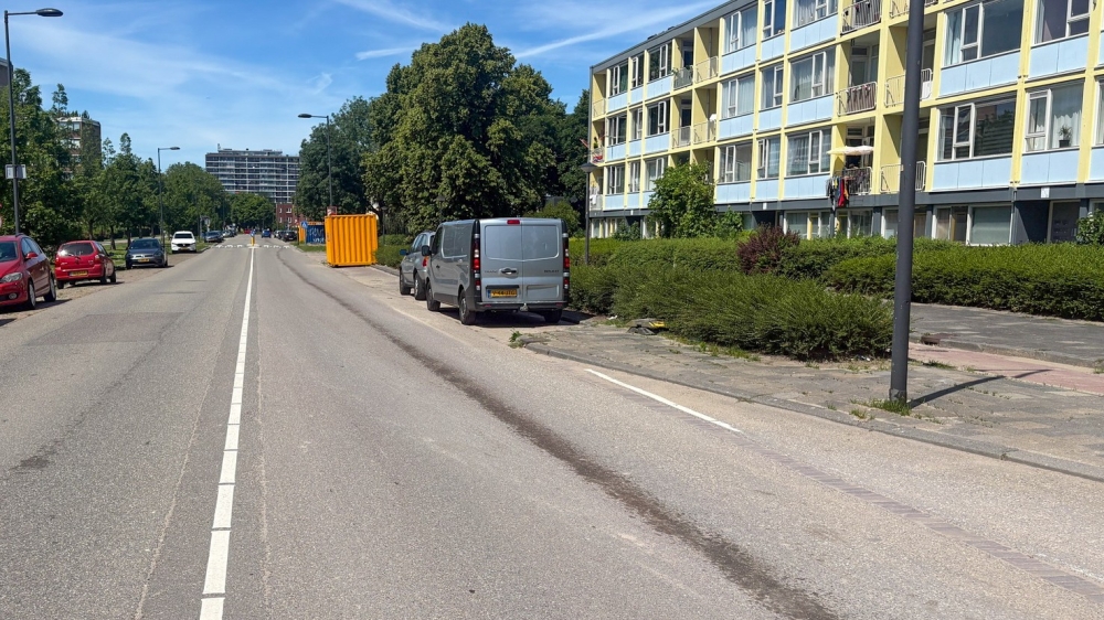 Kilometerslang oliespoor dwars door Vlaardingse Westwijk, weg schoongemaakt