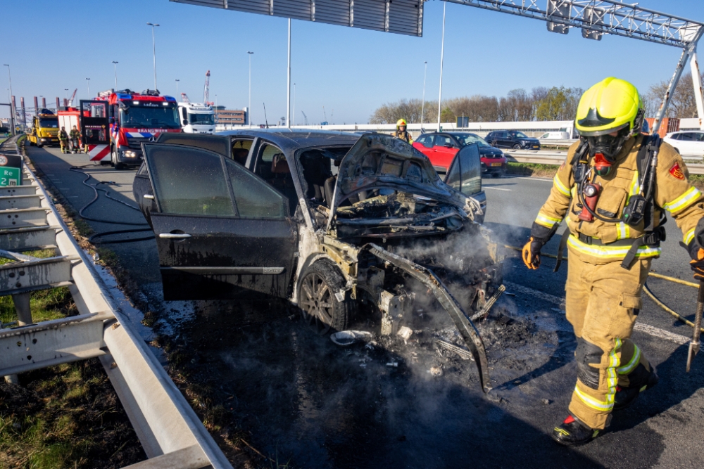 Auto brandt uit op snelweg, net na de Beneluxtunnel