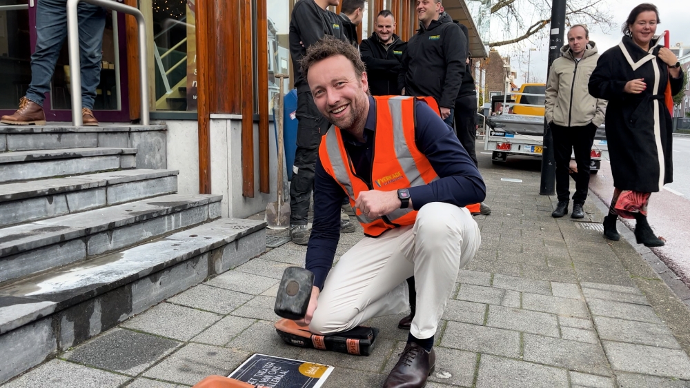 Kleurrijke stoeptegels met theatrale uitspraken rondom de Stadsgehoorzaal