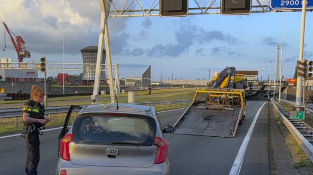 'Levensgevaarlijk': automobiliste gaat flink de mist in op de snelweg
