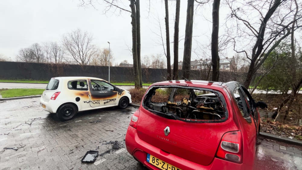 'Ik hoorde ze roepen 'díe auto, díe auto!'; jongeren laten spoor van uitgebrande auto's achter in Schiedam