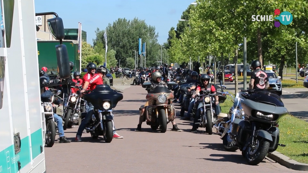 Veel politie en motoren in Schiedam Noord bij uitvaart Hell's Angels