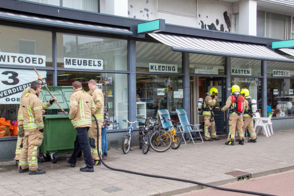 Brand in container voor winkel aan de Parkweg