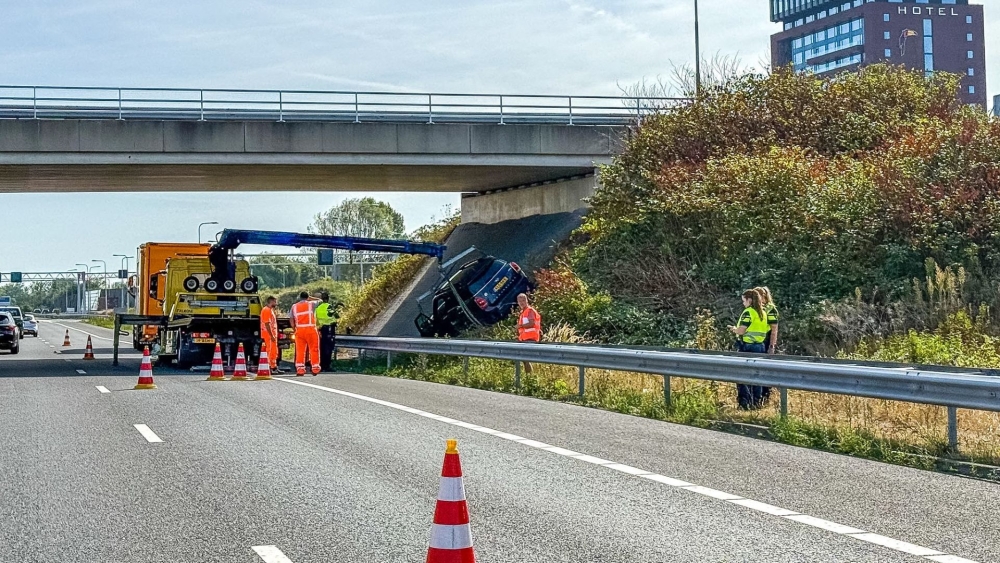 Bestuurder raakt onwel en belandt op opmerkelijke plek in de berm